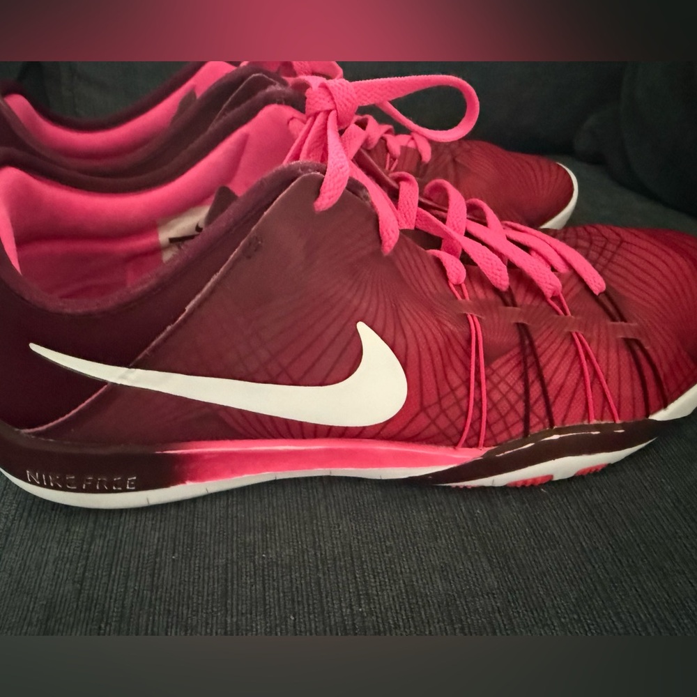 Nike Women's Red and Pink Athletic Shoes